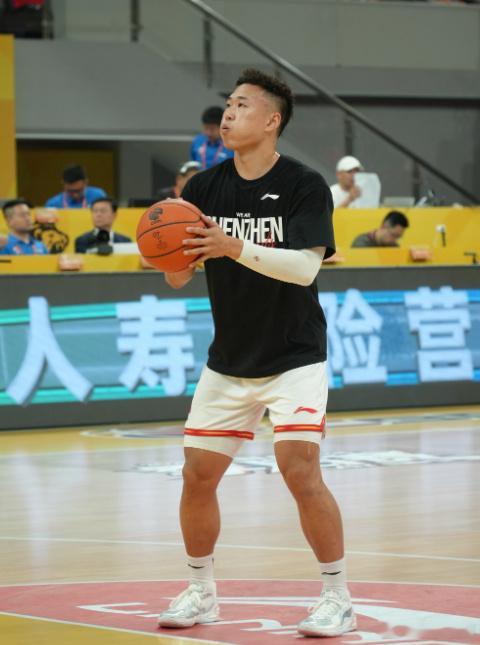 贺希宁迷失，仅得6分，托弗也不给他传球  比赛开始之前，王仕鹏指导就预...