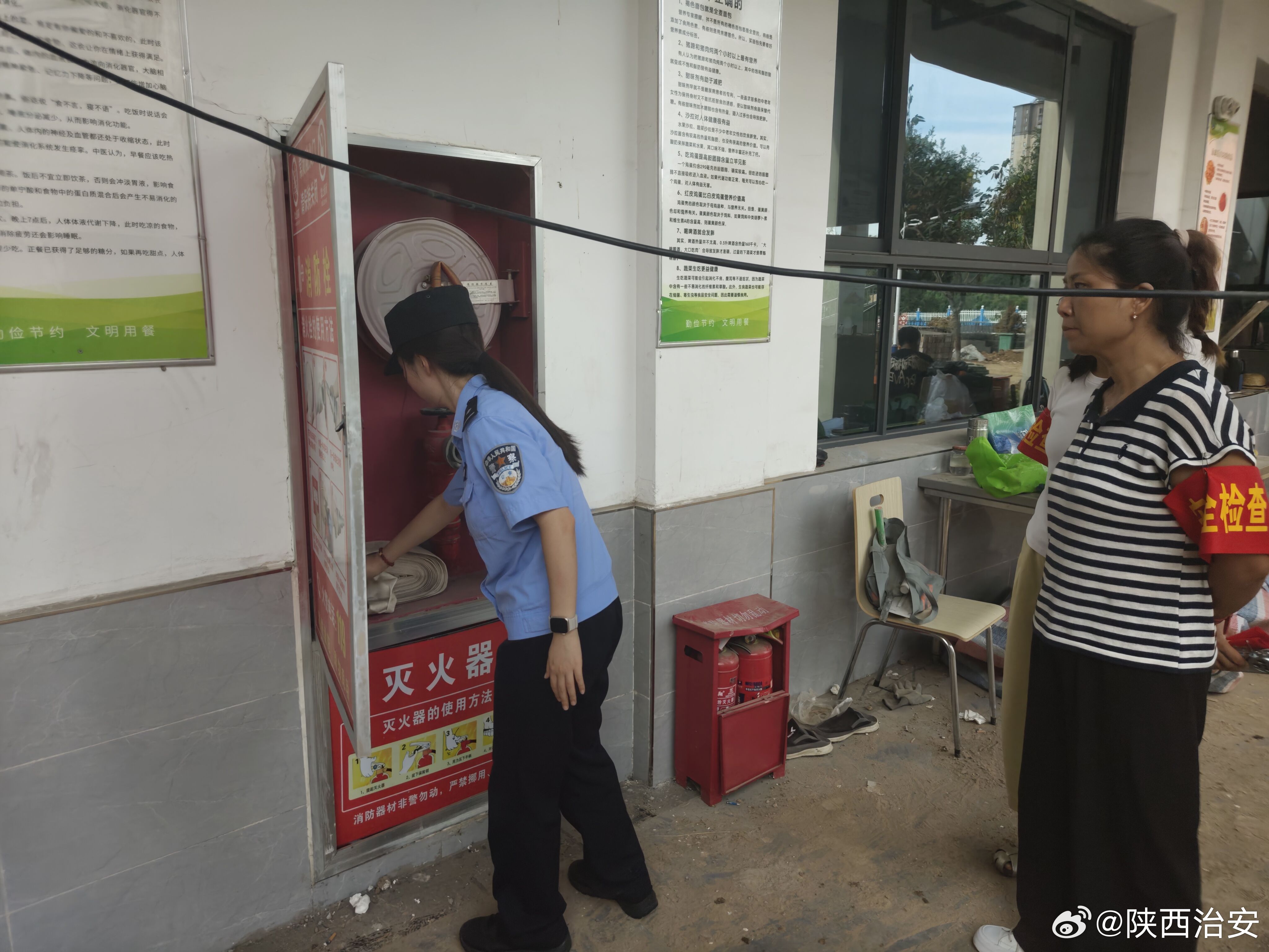 #陕西治安# 【金盾护苗 筑牢校园安全防线 全力护航秋季开学】为保障新学期顺利开学。近日，渭南韩城乔南派出所组织民辅警对辖区中小学、幼儿园开展开学前安全专项检查。民警重点对校园一键式报警、安防设施、消防器材、监控设备、安保力量配备进行细致排查，实地查看食堂、宿舍等重点区域，对发现的安 ​