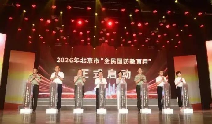 12岁，站上亚运赛场。这不是少年天才剧照，是9月4日北京发布会真实公布的中国代表团名单。815名运动员，平均年龄24岁，548人第一次出征，36块奥运金牌压阵。最小的曹诗祺踩着滑板就要去跟亚洲顶尖过招。十七岁的陈妤颉说要用初生牛犊的拼劲去冲。说实话，这些话从我们自家孩子嘴里说出来，比任何金牌都提气。