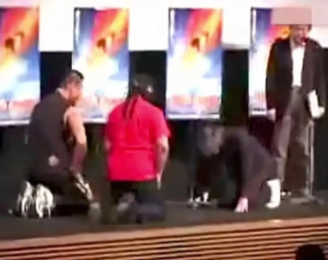 一些人拿一张周星驰下跪的图硬黑他在给日本人下跪，是又不是，

确实是在给日本人下跪，但跪下是因为日本人给他跪下道歉，他赶忙也跪下。

一切都只是一次电影营销事件而已。《功夫》在日本宣传时，主办方邀请了一个周星驰粉丝上台挑衅周星驰，此人是柔道冠军，膀大腰圆。主办方的安排周星驰事先应该也 ​