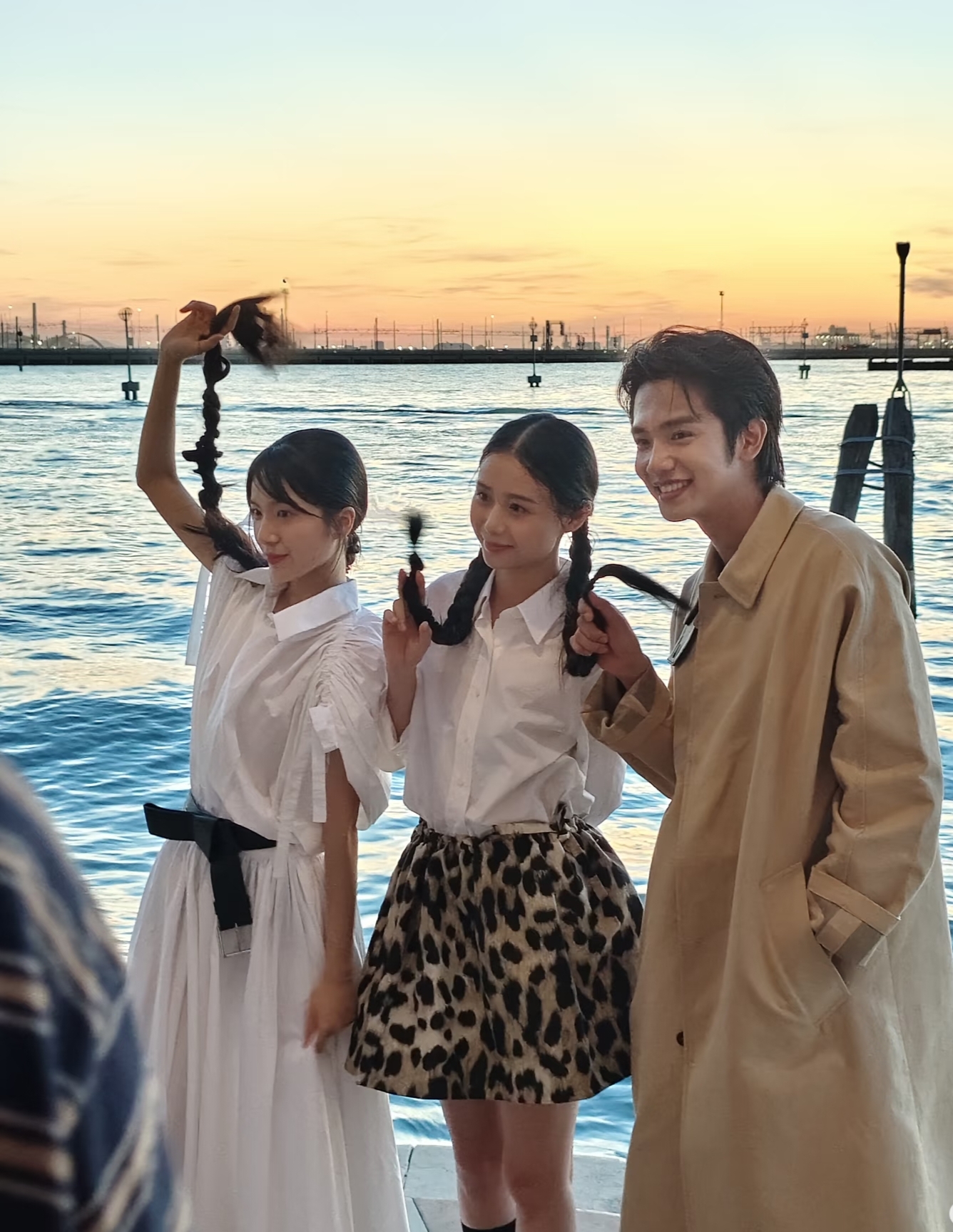 李思潼、王彦桐、王晓慧同框照片。

这张照片是在威尼斯海边的李思潼、王彦桐和王晓慧，真正诠释了什么叫男帅女美。