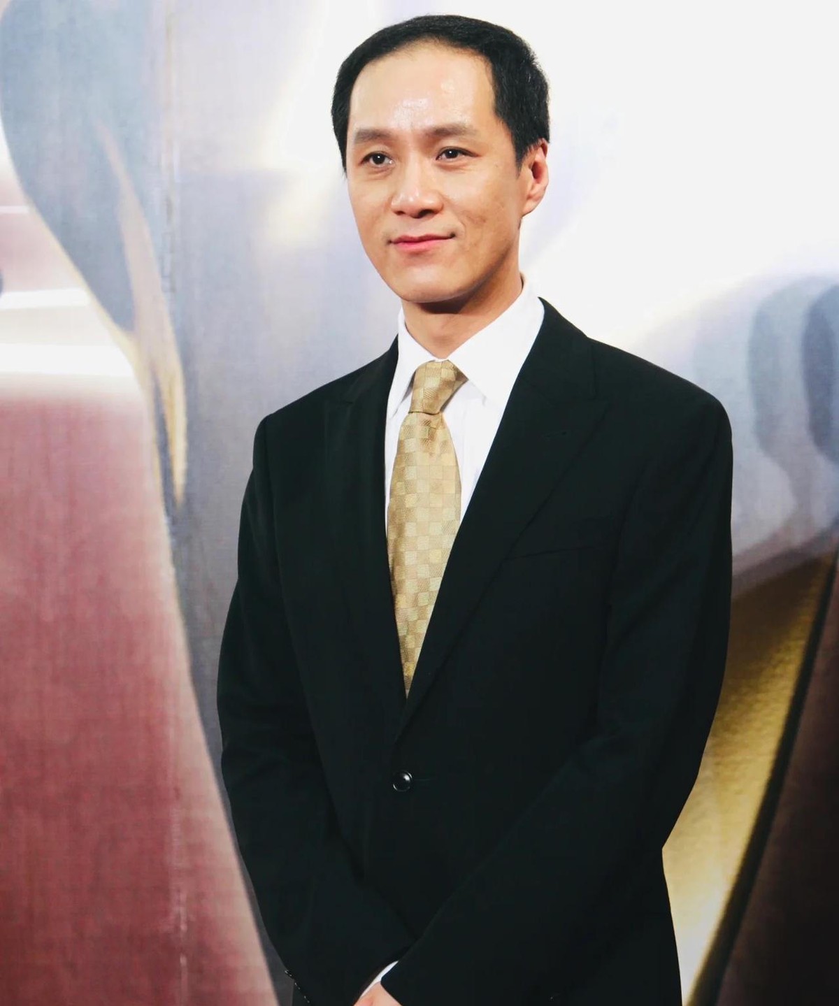 北京人艺院长冯远征说，他现在招不到一米六几的女演员和一米七几的男演员。艺术院校送来的苗子，女的普遍一米七几，男的普遍一米八几。《茶馆》里有个角色叫黄胖子，身量宽、体态胖，从艺术院校根本招不到。冯远征把原因说得很直：大家都去招高富帅了。
这话是2026年10月15日彩排前对着媒体说的。北京人艺先锋版《
