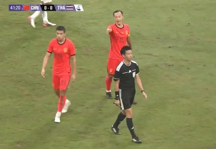 #U23众将投诉泰国球员禁区内手球#亚运会男足1/4决赛，中国U23男足将对阵泰国U23男足。第43分钟，蒯纪闻内切传球，U23众将投诉泰国6号球员禁区内手球！裁判未理会。 ​
