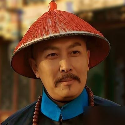 74岁的唐国强，跑去跟退圈两年的赖冠霖录播客，还主动玩起了自己的诸葛亮鬼畜梗。
老头说，那些恶搞视频他全看过，不生气，反而觉得年轻人有才。当年拍《雍正王朝》，他力荐王绘春演八爷，说“这角色非他不可”，结果真成了经典。
从“谁叫王俊凯”被骂，到如今跟短剧演员同台、去横店演红色资本家，他什么风口都敢