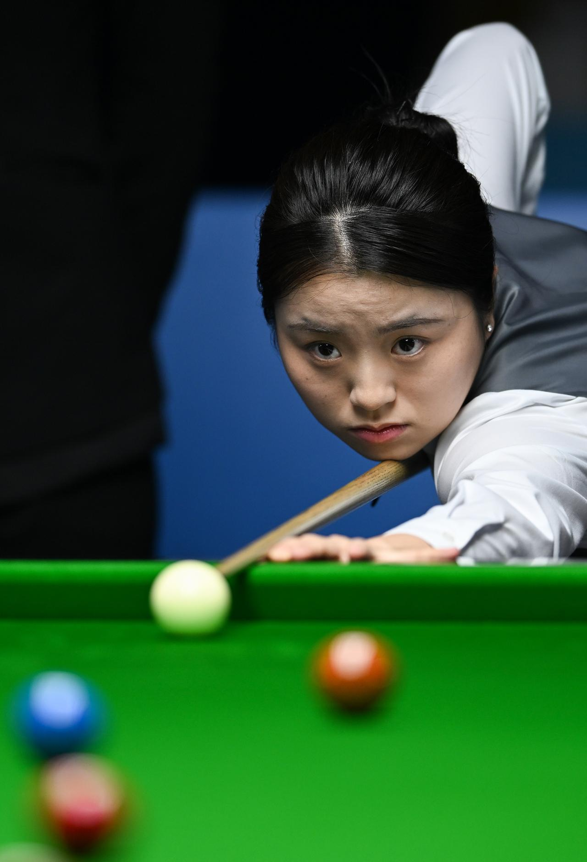 4-1领先也能输，中国斯诺克的“崩盘病”又犯了！
昨夜国锦赛资格赛，肖国栋轰出单杆130分和65分，4-1领先迪伦·埃默里，手里攥着三个赛点，然后连丢五局，4-6出局。埃默里全场一杆破百加四杆50+，不是肖国栋打得差，是领先后那个人突然消失了。这不是第一次，也不会是最后一次。同一天，18岁的王信博3