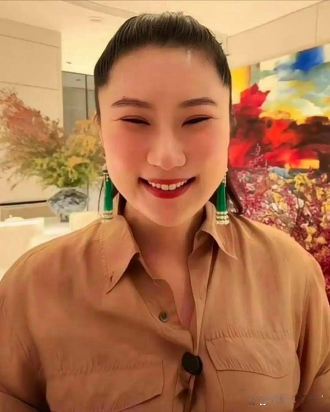 谢贤的前女友Coco现在已经41岁了，目前在河南老家生活，还是单身一人。听说有媒人给她介绍过对象，但男方一听她是谢贤的前女友，都不敢跟她交往。她也看开了，觉得遇不到合适的人，后半辈子就自己过。靠不了别人就只能靠自己，她现在开直播卖点东西，自己也能养活自己。她本人说话很文雅，又见过世面，挣的钱用来养老
