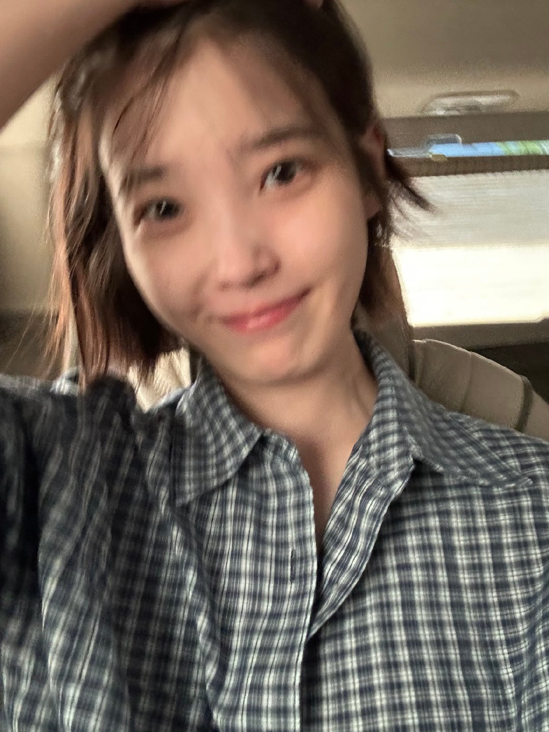 #李知恩[超话]#⚔️#JUSTFORIU#
261002 IU李知恩 Berriz
99umoong们，祝大家度过一个心情愉快的周末🐙💜
突然变成秋天了，你们知道吧？
出去玩的时候一定要带件开衫哦！！😌
我忙完早上的行程，现在也该好好睡个正式的觉了。
在我醒来之前，大家要好好享受周六哦！
啾！💜 ​