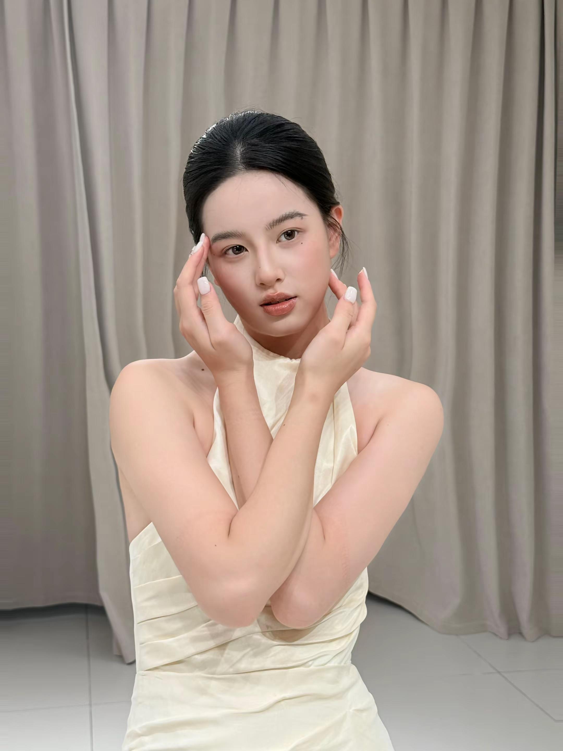 浅当一下清冷系美女～这一袭素色，把松弛感拉满啦，谁懂这种不费力的美！