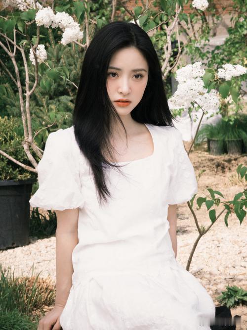 #沈月[超话]#  
初识沈月是在小美好里，那个笑容治愈的女孩一下子就抓住了我的心。 
一颦一笑都像邻家妹妹，温暖又真实。 
期待你塑造更多角色，永远支持你！#沈月##肖战角色的塑造幕后##美好# ​