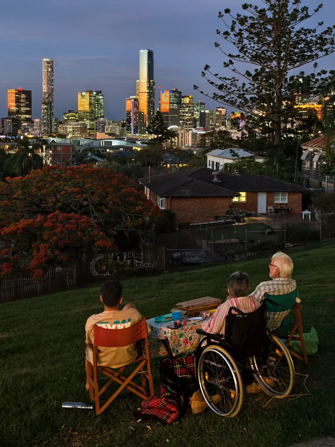 在布里斯班的日落下，爱与自由开始具像化