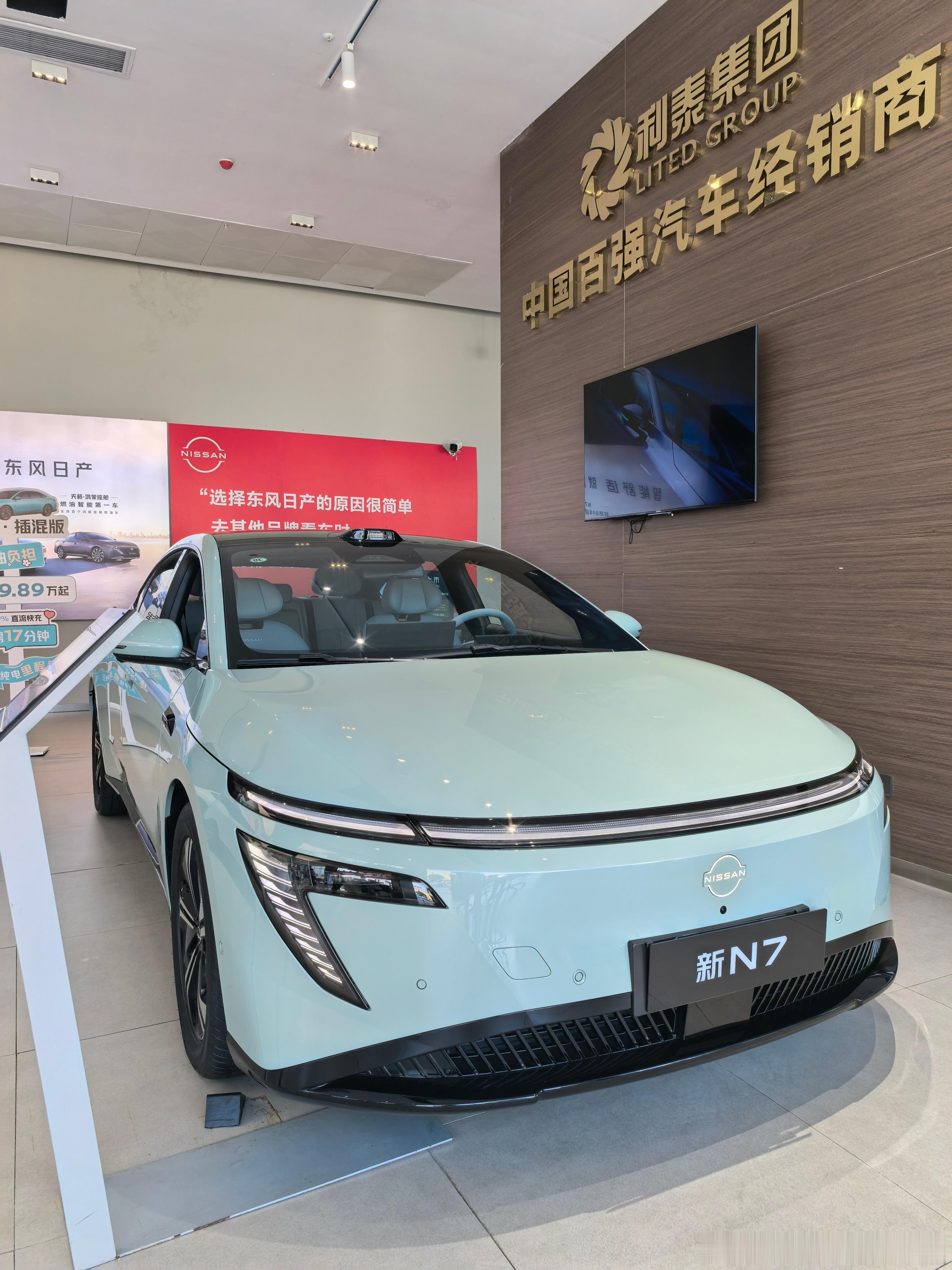 店试驾东风日产新N7，低趴溜背造型颜值出众，优化后的半隐藏门把手，规避低温卡顿问题，实用又好看。坐进车内，AI零压云毯座椅质感惊艳，支撑到位还带12点按摩，久坐也不易疲惫。
 
上路感受更惊喜，全车29个感知传感器搭配激光雷达，十几万价位难得的高阶智驾硬件。城区行驶，智驾辅助识别灵敏，前车 ​