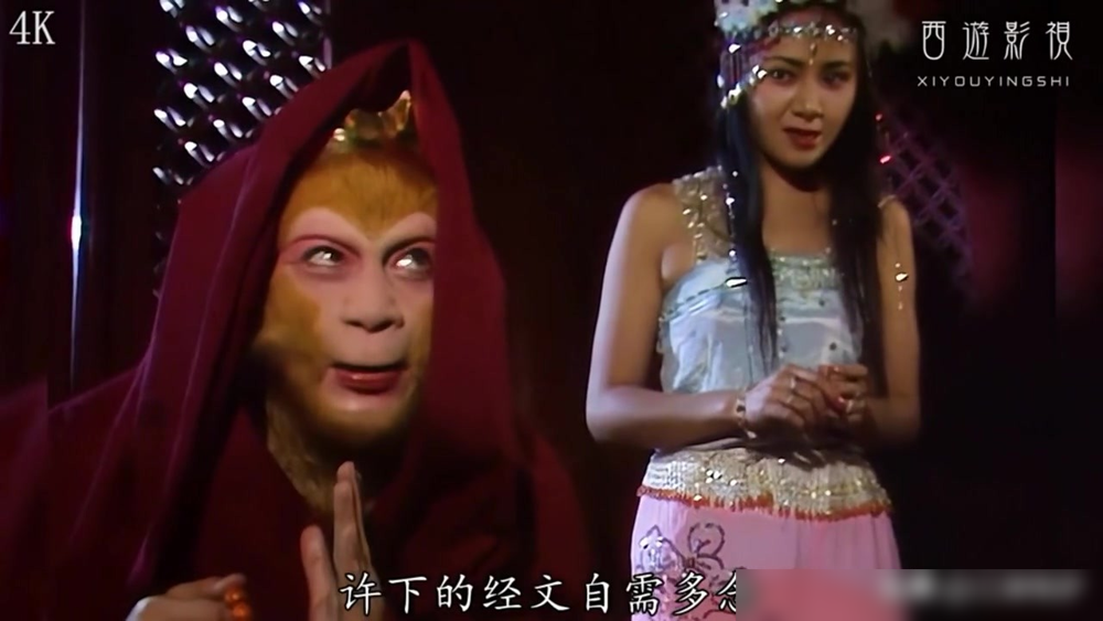 600度近视加200度散光，愣是把孙悟空演成了火眼金睛。
拍《西游记》那几年，六小龄童不拍戏就站乒乓球台边上，头不动，眼珠子跟着球来回转，一盯就是几个钟头。早上看日出能20分钟不眨眼，晚上关了灯点根香，盯着香头在黑暗里左右扫。
片场开拍前他还专门找强光看，把眼睛逼出泪花。镜头一推近，那眼神湿漉漉