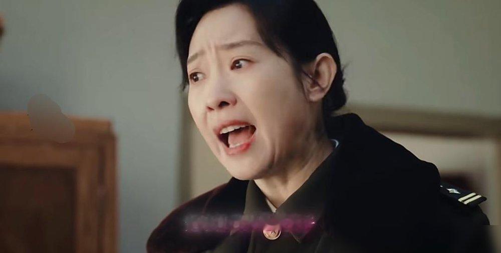 她没哭没闹没黑化，就把日子过成了刀子。
刘娟，余红旧事里的女警。开局装神婆抓人，利索。转头回家，屋里坐着个喊她“大姨”的粤语小丫头，前夫跟别人生的，扔给她了。她嘴上骂，饭照做。
片场有个细节，五岁的小演员在仿真停尸房里拍戏，不害怕。王佳佳跟孩子说，世界上没鬼神，活人才可怕。这话从刘娟嘴里出来，不
