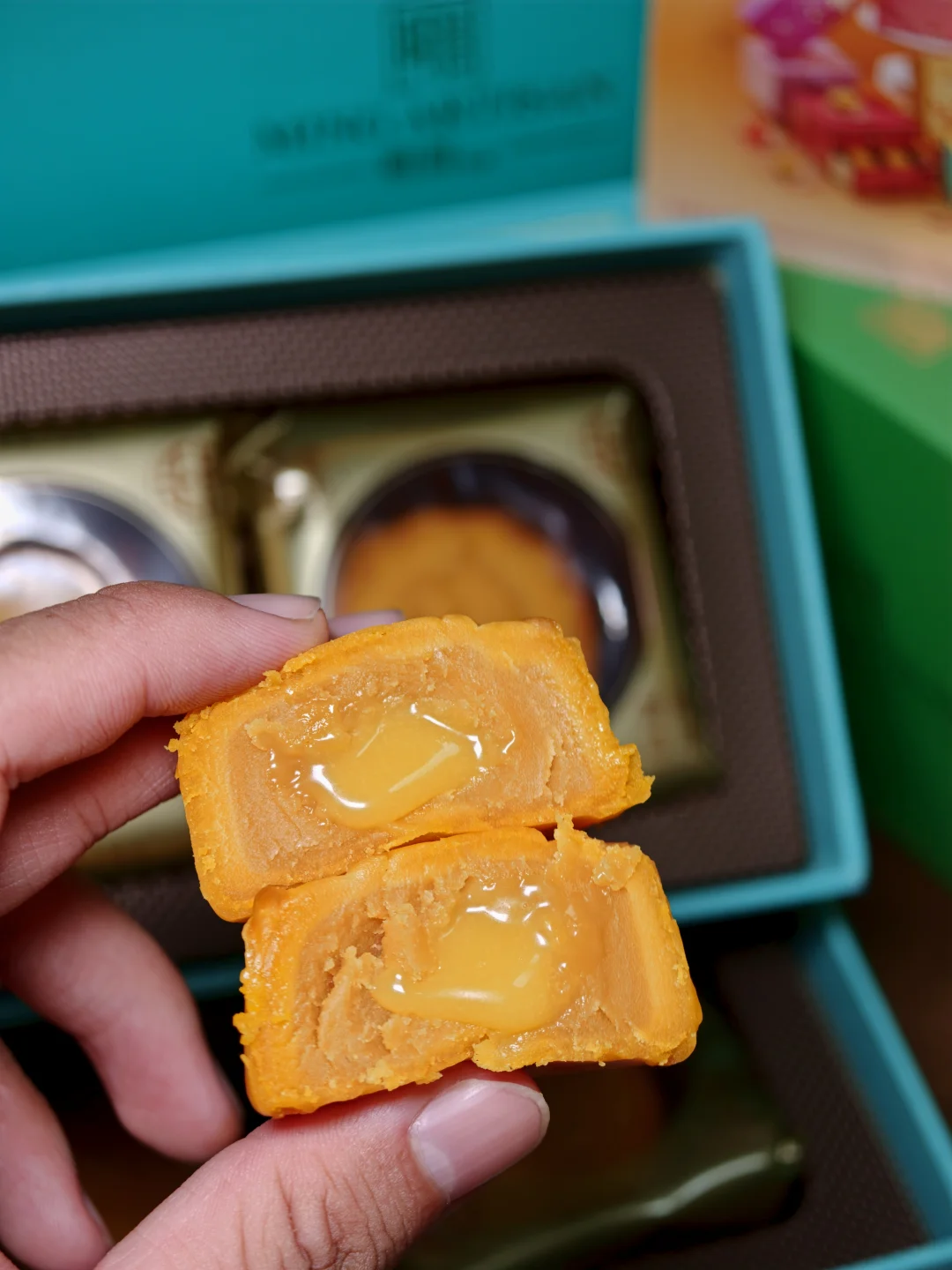 在天环买到了榴莲脑袋坠爱的月饼！！