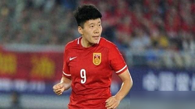 出征前先砍三个人，这教练是真敢下手。
马晓旭带U17女足去摩洛哥打世界杯，临行前直接把王晨西等3名队员裁了，只带21人走。多少人等着看她翻车。
结果呢？首战3-0啃下肯尼亚，次战7-0血洗萨摩亚。徐晓棠、方珍珠场场抢眼，两场轰10球，一球没丢，提前一轮锁了16强。
被裁的人服不服不知道，留下的