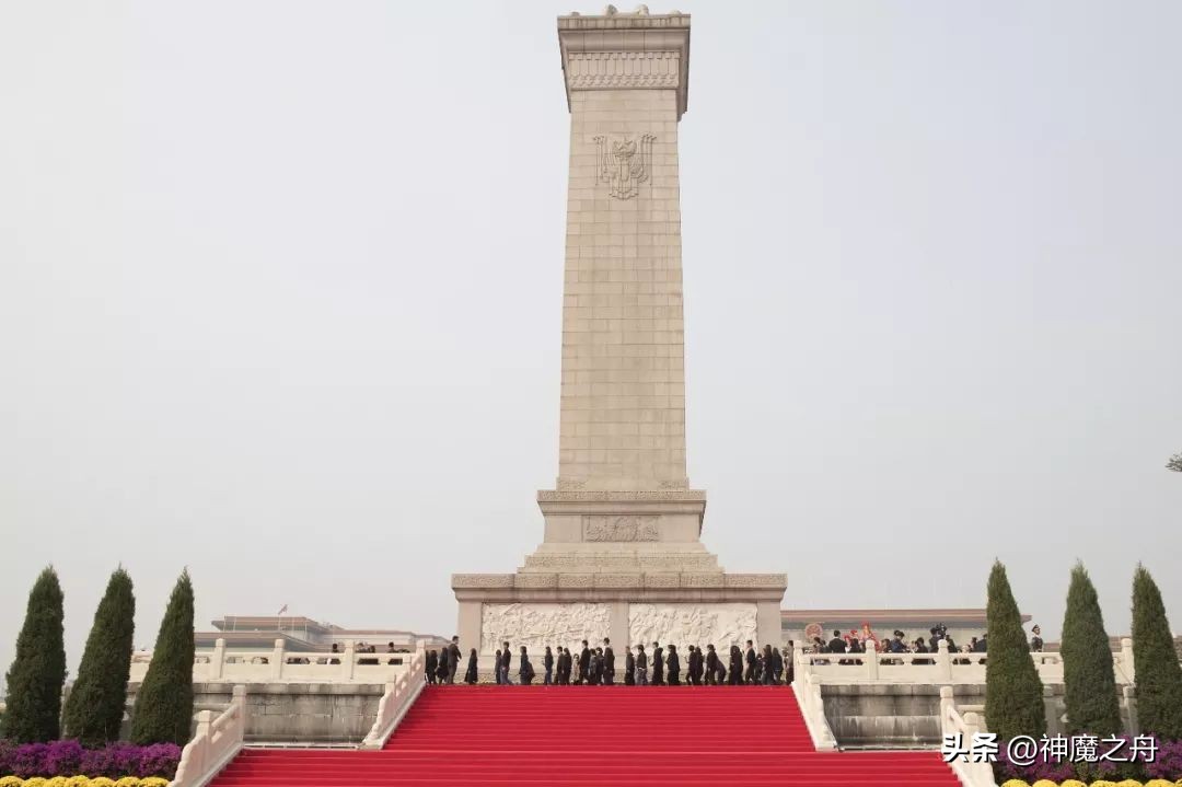 ​天安门广场上的人民英雄纪念碑，150字碑文，是毛主席于1949年9月30日晚改