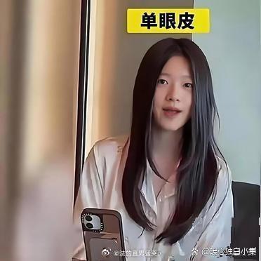 大S的女儿也开直播了。
她对着粉丝打招呼，镜头感挺足。
笑起来有俩显眼酒窝，特像当年节目里的大S。
单眼皮又随了汪小菲，谁懂啊，真像他俩的结合体。 ​