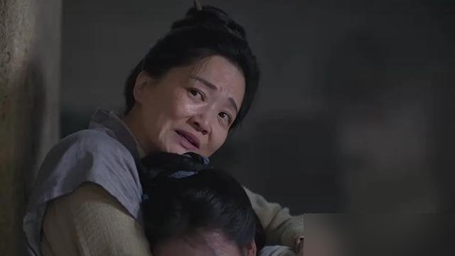 郭柯宇那场哭戏，一滴眼泪没掉，弹幕全炸了。人就那么直挺挺站着，眼眶干得发疼，嘴角抽了一下，硬是把崩溃咽回去了。旁边演员哭得撕心裂肺，她越安静，你越喘不上气。
弹幕都在刷：这哪是演，这是真疼过。
确实疼过。大病初愈，没戏拍，没钱，上离婚综艺就为挣口饭吃。她自己说的，特坦然。现在带着15岁儿子，在老