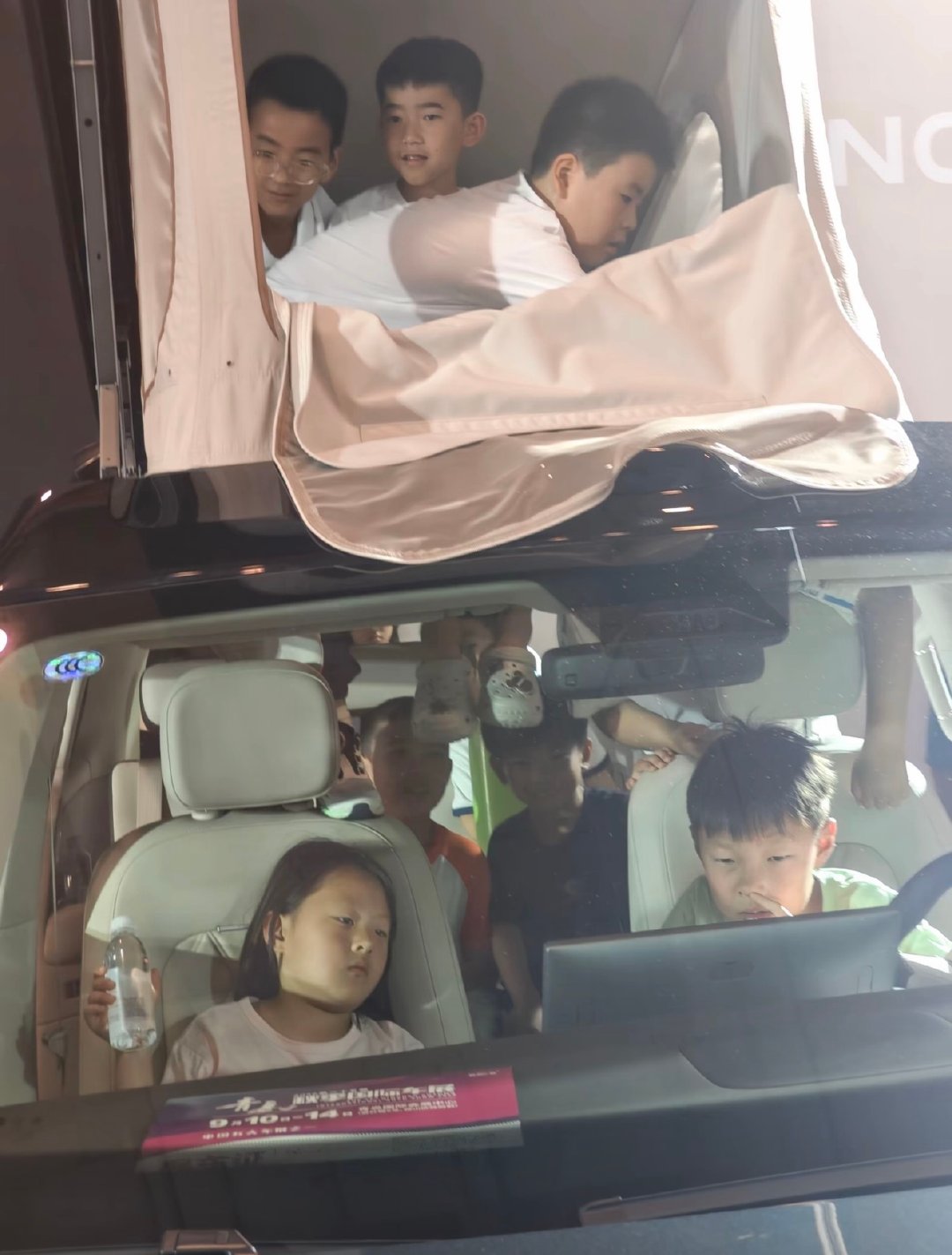 图中有几个小孩？看到这张图，小米的股东们应该感觉稳了 ​