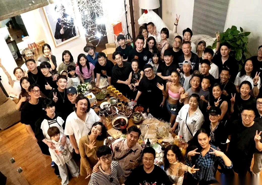 在一档旧综艺里，麦琳抹着眼泪倒过一肚子苦水：老公李行亮去参加刘欢家里的私人聚会，硬是把她这个正牌媳妇留在了门外。
就为这事儿，麦琳觉得憋屈。她咬定是李行亮嫌她“拿不出手”，剥夺了她露脸的机会，让她在朋友面前狠狠跌了份儿。
但仔细掂量李行亮这个“死活不带”的决定，透出来的全是一个圈子的隐形门禁。
熟悉