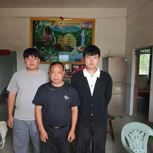 被拐二十年终认亲 钟彬重建家庭新生活

随着梅姨涉嫌拐卖儿童一案进入庭审阶段，案件之外的当事人钟彬，正走在属于自己的人生归途上。

过往漂泊岁月终得落点

他幼年辗转多个亲戚家寄养，从未感受过稳定的家庭温暖。确认身世后，他原本想着和养父商量迁户事宜，却发现所有联系方式都被对方拉黑。

他没有纠结旁人