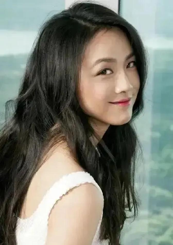 很多女演员演戏恨不得把七情六欲全吼在脸上，但汤唯只要披件风衣往雾里一站，连台词都不用给，故事感就直接溢出来了。
当年那部戏里，她把一个被命运推着走的人，从最初的青涩、惶恐，到最后眼神彻底沉下去的复杂与隐忍，演得让人心里发紧。换做其他人来，真不一定能撑住那种从骨子里透出来的易碎感。
后来到异国拍文