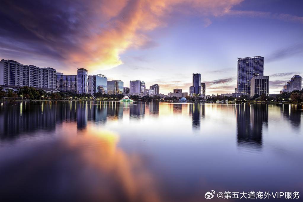 #财经资讯#硅谷在人工智能(AI)领域投入了天文数字般的资金，华尔街则担心这些投资会打水漂，两者之间的紧张情绪一直令市场剧烈波动。随后，微软在一天之内市值暴增近5,000亿美元。微软股价大涨16%。该公司此前发布的财报平息了市场的担忧，即对数据中心、芯片等领域的投资增速将超过该公司创造现金的能 ​