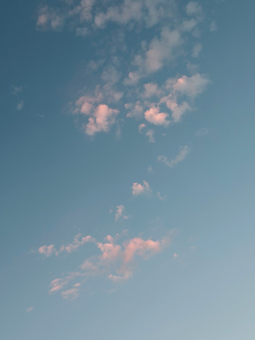 看粉色的云[比耶]碎碎的还挺好看，很喜欢看天空[比耶] ​
