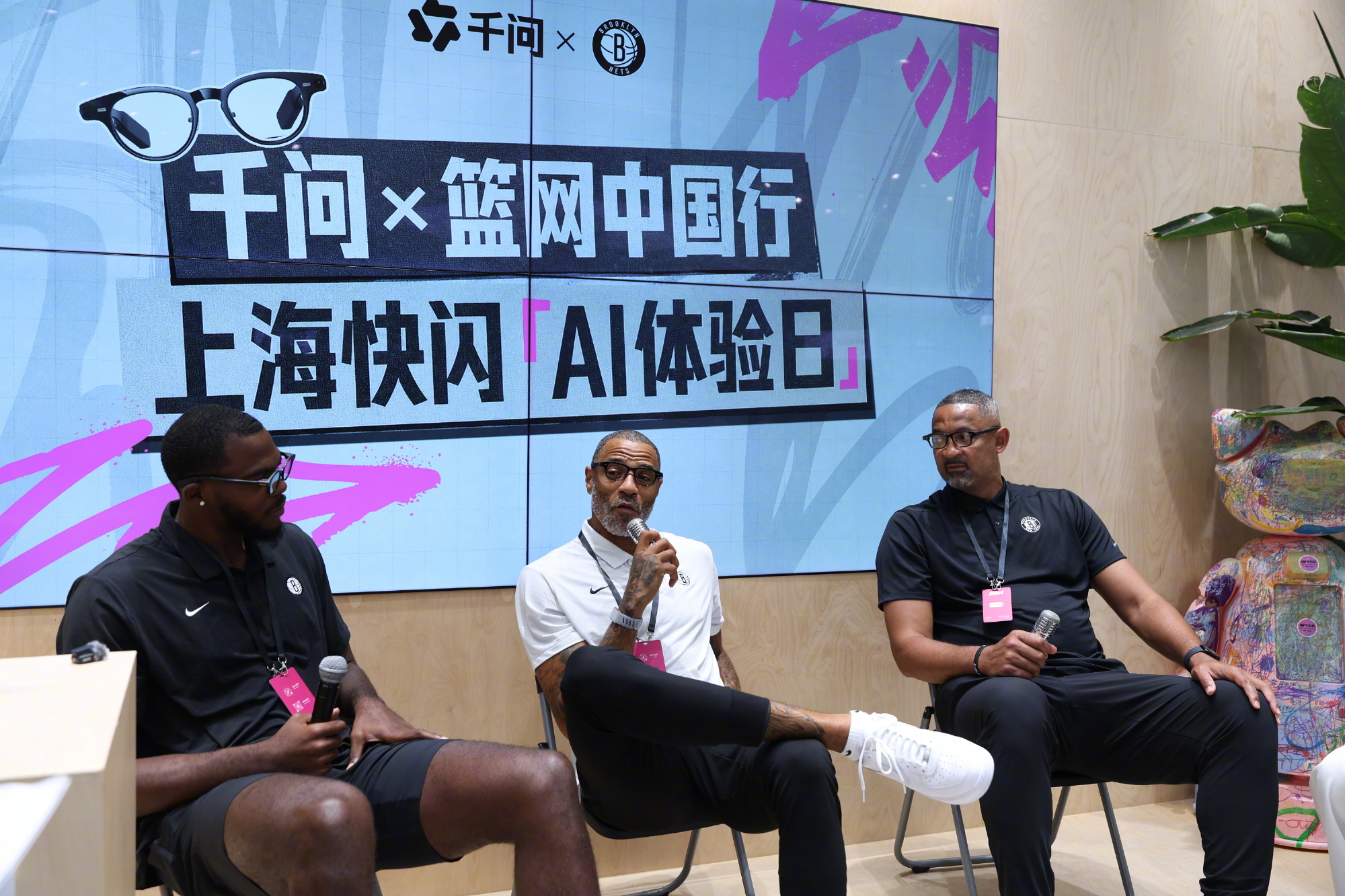 中国行第一站，队员们已经玩开了🏀  夏普、肯扬·马丁和霍华德来到千问...