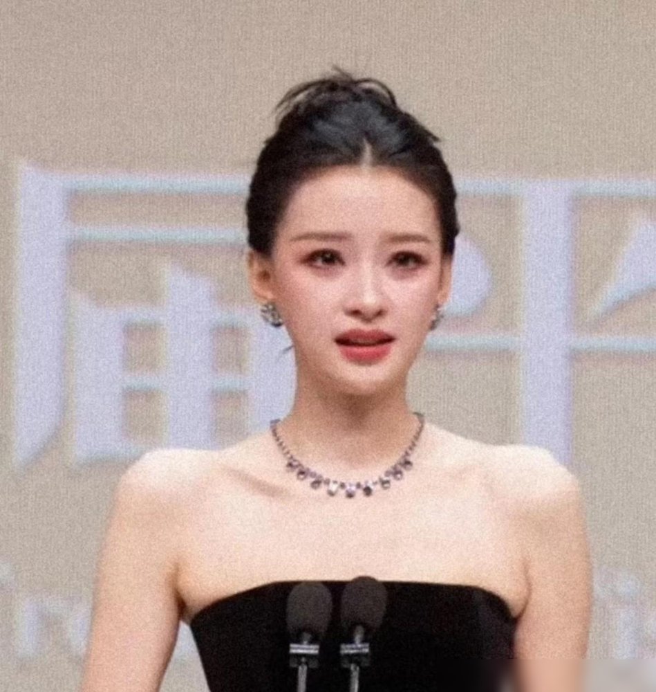 孙怡拿影后了，前夫董子健就坐在台下，笑着给她鼓掌。
平遥那一夜，她穿着礼服站上领奖台，哽咽着说，想和角色一起体验亲密关系里的挣扎。台下镜头扫过去，董子健目光平和，手拍得不紧不慢。
离婚三年，这画面比电影还耐琢磨。当年没办婚礼的旧账，被网友翻出来重新算。孙怡不止一次澄清，没靠过婆婆王京花拿资源，语