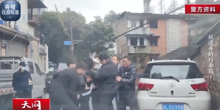 西安女孩去邻居家吃饭惨遭夫妻分尸，遇害后的遗体被凶手拆分丢弃在多处火车站周边。案件细节曝光后得知，凶手夫妇被抓捕时，丈夫拼命抗拒执法，妻子却异常冷静，而受害女孩在案发当日已经怀有身孕。

这个案子让我盯着屏幕愣了整整五分钟。

一个20岁的姑娘，肚子里还揣着一个小生命，去邻居家吃顿饭，命就没了。胃里