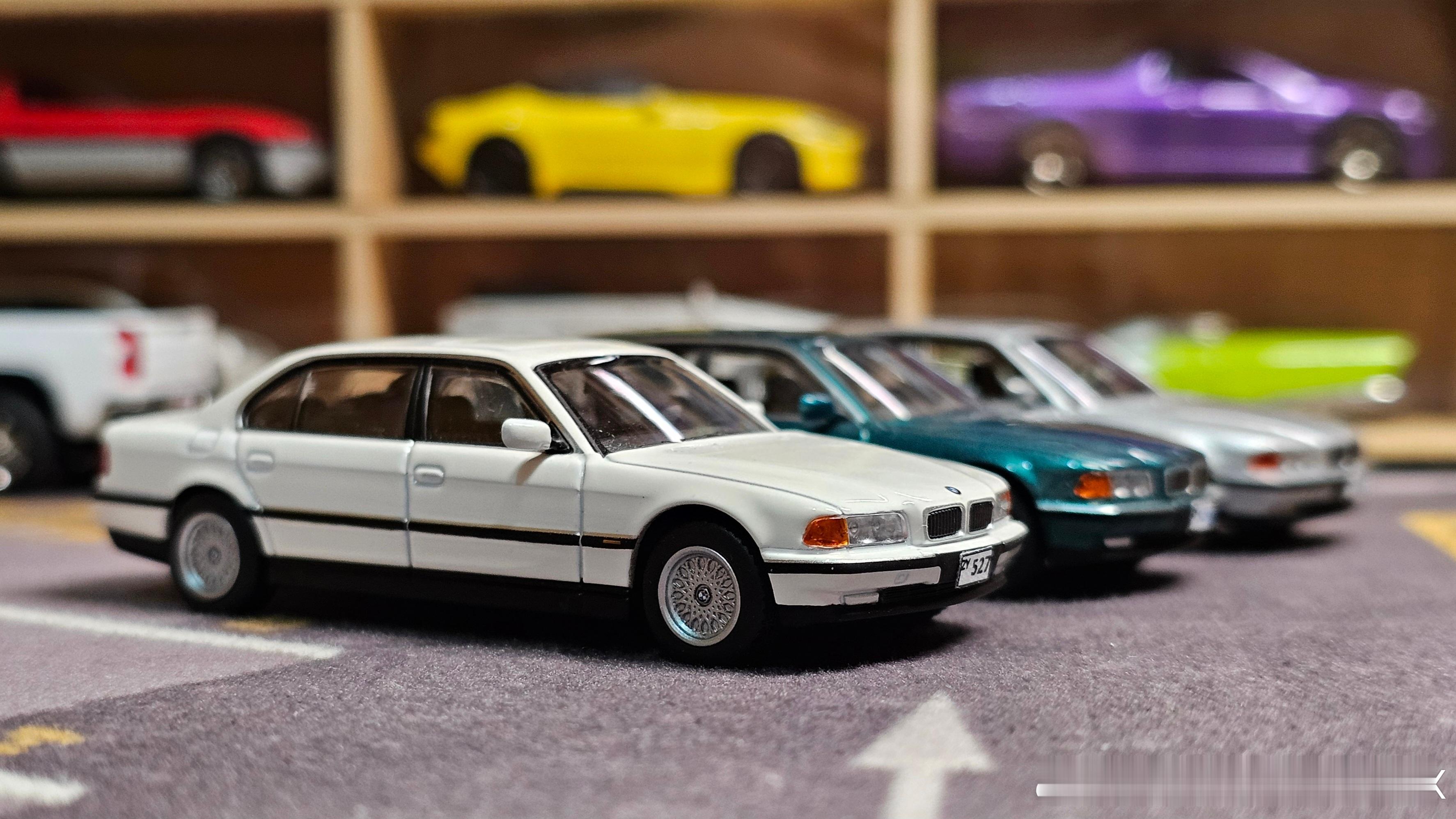 E38？尊？
ARBOX出品的BMW 750il E38前期型的模型，应该是有五款，黑色实在无爱，目前除了黑色之外还差一个酒红色没有收集到，似乎AR宝马套里面只有E38是塑料底盘🤣，其他的似乎都是合金底盘，实在是令人摸不着头脑😅，绿色款的漆面确实比较润，其余的做工也就是趋于正常水平了～
友情出演：
BMW 7 ​