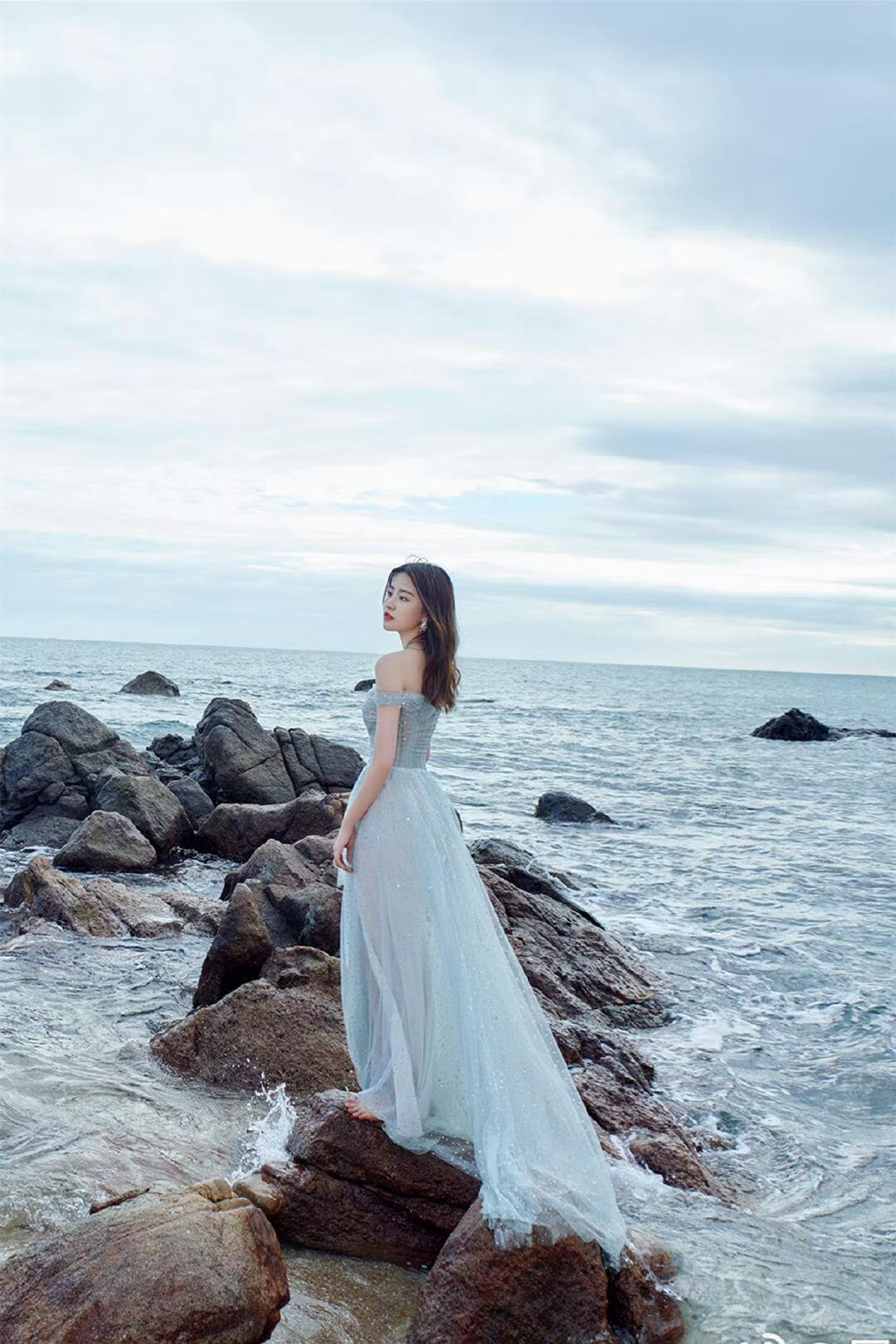 金子涵这套海边图好有故事感，薄纱长裙温柔又大气。#金子涵称脸上被打了100多针# ​