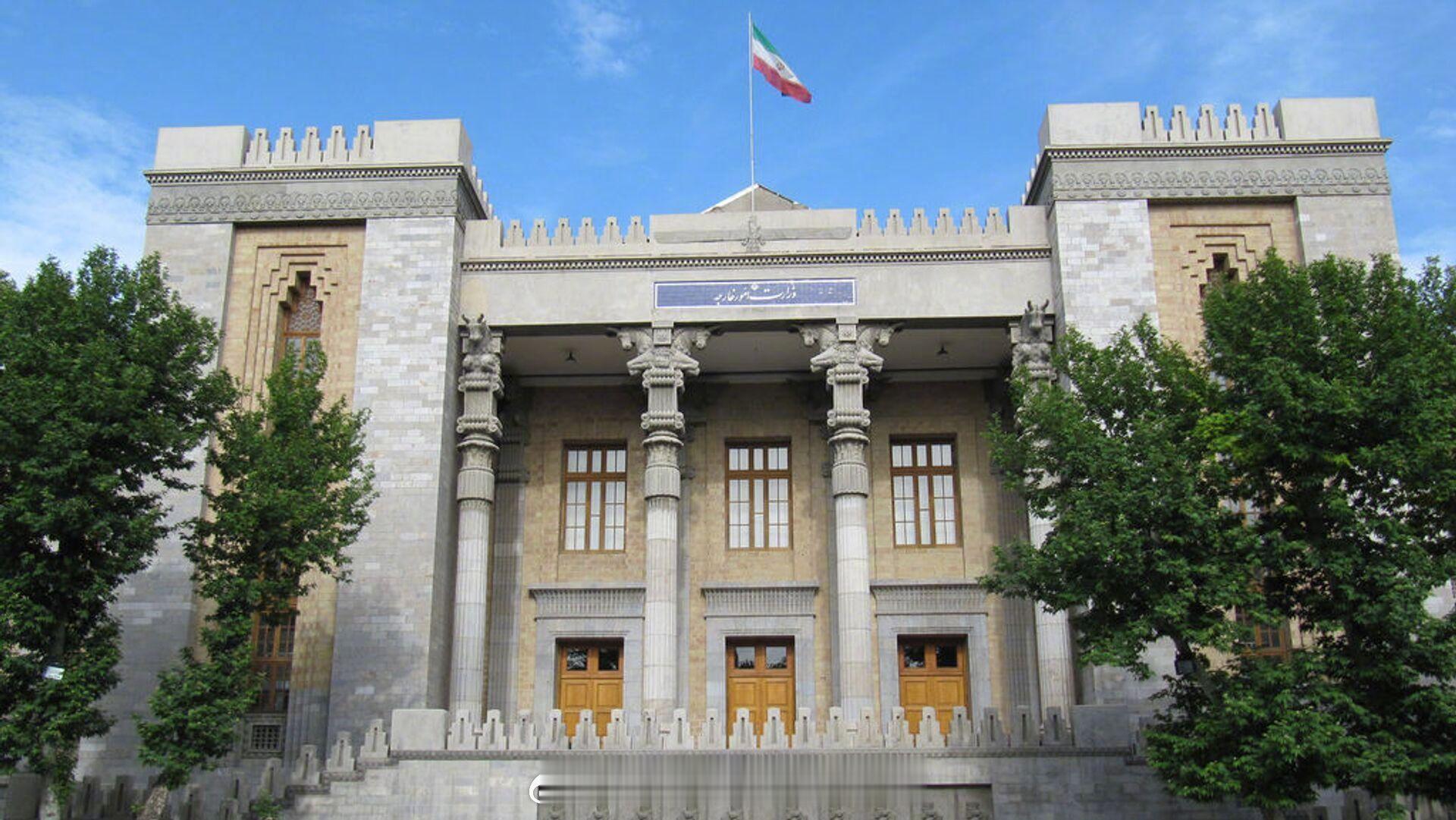 【#伊朗外交部谴责美国新制裁#：这是对国际社会的“域外主权”侵略】伊朗外交部发言人伊斯梅尔·巴加伊8月22日发表声明，强烈谴责美国针对伊朗实施的新一轮经济制裁，直指此举已超出对单一国家的非法“经济战”范畴，实质上是向所有联合国独立成员国“宣示治外法权式的主权”。 ​