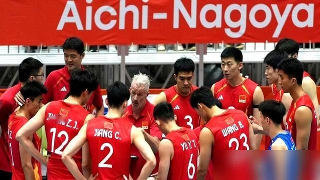 亚运会铜牌赛，中国男排0比3输给巴基斯坦，三局得分全没过20。海宁赛后直接撂挑子，说这是他带的最后一场。
这老头什么来头？欧洲名帅，带波兰拿过世界冠军。2024年接手中国队，上来就搞量化训练，发球、拦网、一传挨个抠。副攻线确实练出来了，李咏臻、张哲嘉、彭世坤，拦网像模像样。
可一打硬仗就露馅。主