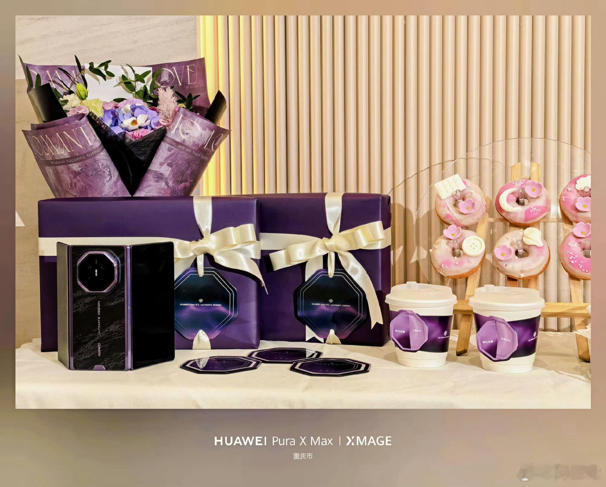#华为展翼三折叠首批用户口碑# 看来已经有不少人拿到华为Mate XT2 非凡大师真机了呀，今天门店的人是真多，大家都太热情了。

展翼三折叠确实是亲自上手了才知道到底有多惊艳，左右开合丝滑顺手，大屏展开后不管是阅读、看视频，还是处理文档、多任务操作都超爽。还有全新的灵盾防窥屏，我估计谁拿到华 ​