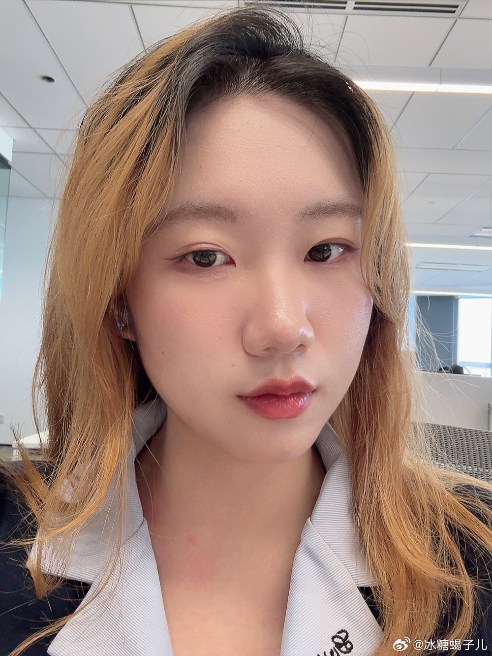 就这样打卡下班！！
买酸奶居然送了我一个梅西的冰箱贴！！
双手指天庆祝的小梅
回家边吃麦当劳边看剧
今天上班上的我头晕恶心，盯屏幕太久了
接下来的五天开始爽玩！！ ​