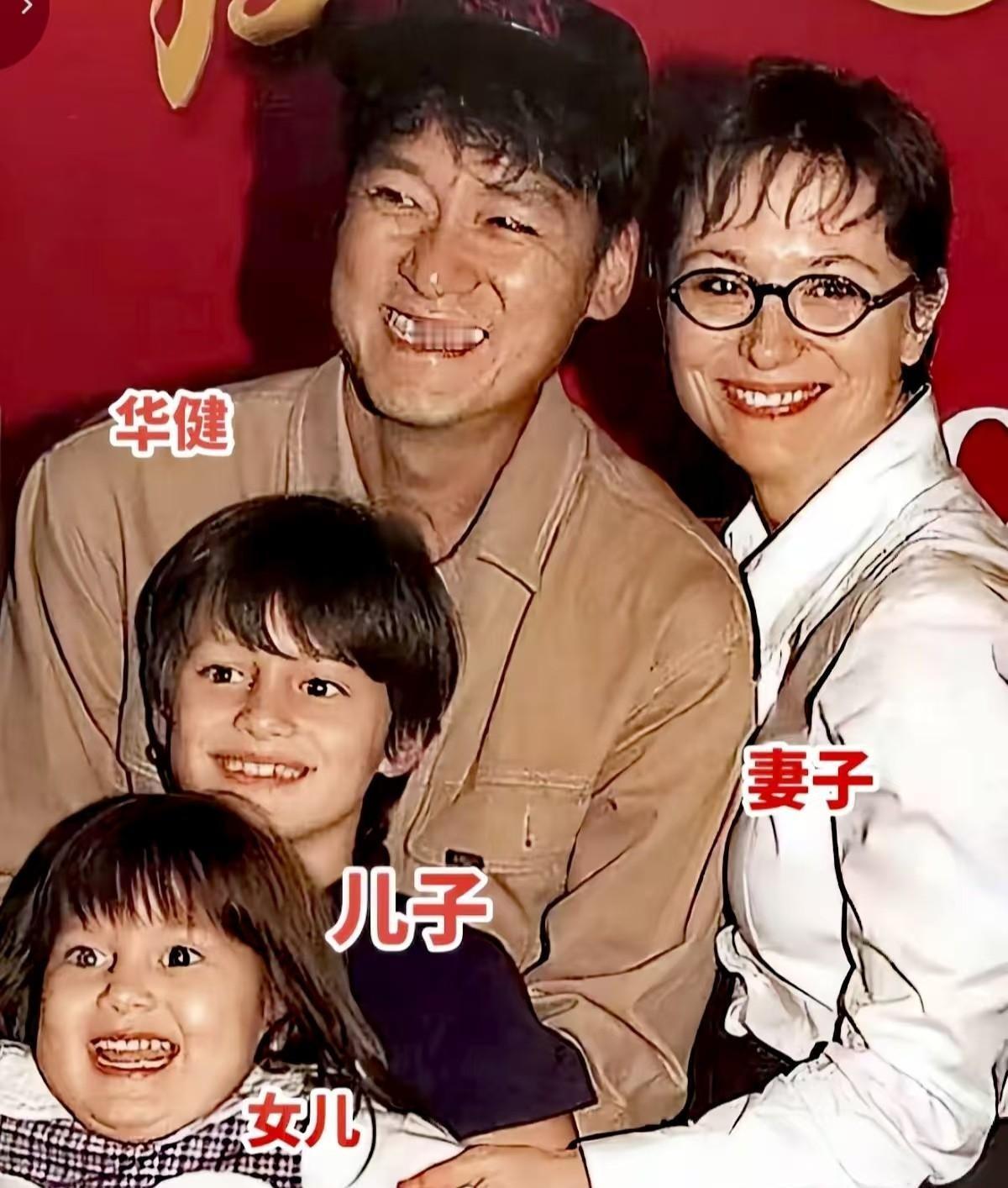 年轻时的周华健和妻子，站在一起就是一对让人羡慕的璧人。周华健那时候满脸青涩，笑容里带着点腼腆，而康粹兰一头金发，五官深邃，气质相当出众。很多老歌迷看到他们早年的照片都会感慨，周华健在台上唱的每一首情歌，其实最忠实的听众就坐在台下。
这对跨国夫妻能携手三十多年，放在娱乐圈里，确实算个异数。要知道他们相