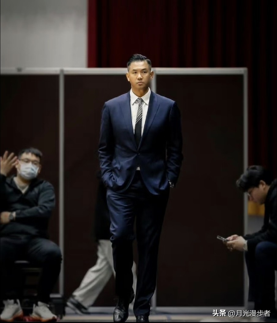陈建州这次突然发病，
告诉很多人一个道理。
你可以健身，也可以坚持运动，但是请你记住一定要按时体检！

谁也没想到他会突发心梗，血管直接堵了90%，医生说晚送五分钟，就会有生命危险，情况特别凶险。

陈建州今年49岁了，篮球运动员出身的他，常年保持运动习惯，一身肌肉看着格外壮实。体态也很年轻，说他三