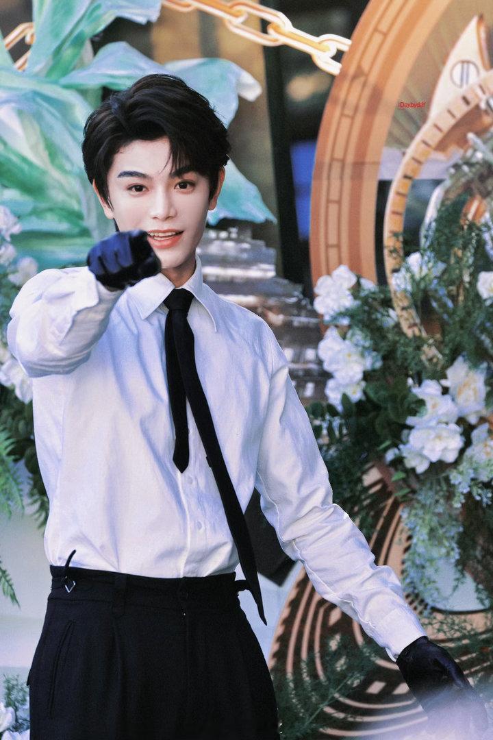 #丁禹兮花开锦绣# 💚#丁禹兮赵凌#

镜子吞下千万个月亮，破碎时吐出的光斑都是未曾启程的远方

​