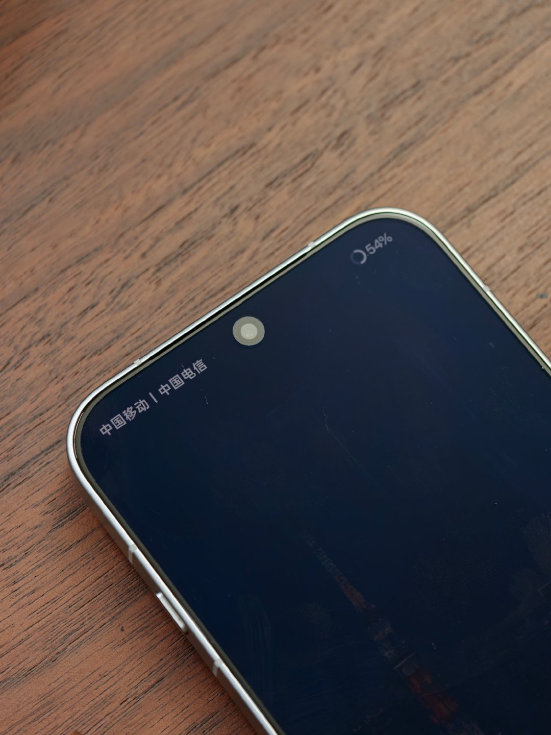 OPPO Find X10 Pro Max 这个出厂预装AR贴膜好是好，但是强光下有点出戏[捂嘴哭]可能还是得AR全覆盖钢化膜解决问题。 ​