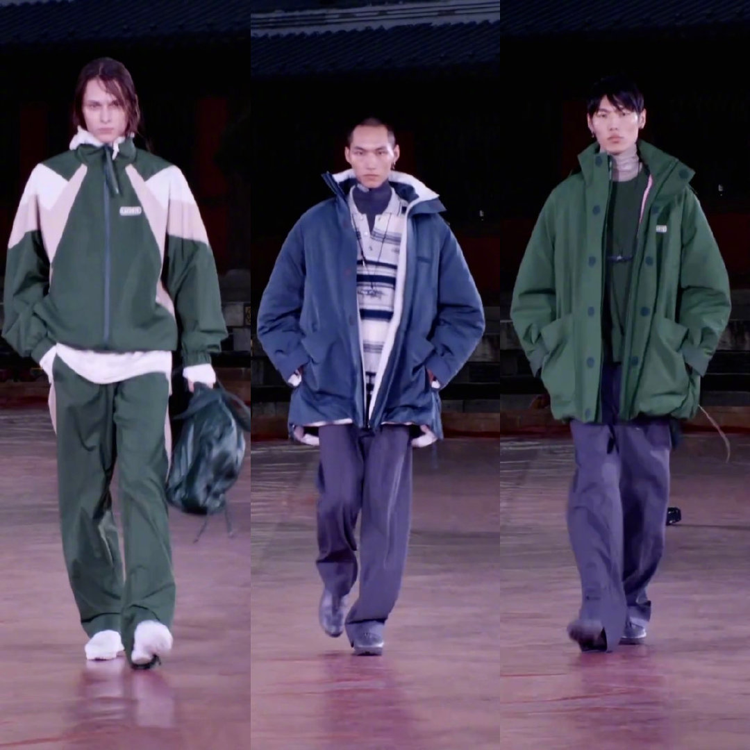#LACOSTE上海广富林大秀##大秀直击#广富林水上秀场的头排星光太绝了！LACOSTE 2026秋冬上海时装秀圆满收官，全员完美拿捏了法式运动的松弛与时髦。LACOSTE品牌全球代言人王一博一身绿白拼色冲锋套装搭配墨镜亮相，利落清爽，秀款上身的少年气与秀场先锋质感严丝合缝；梁家辉一袭红西装沉稳压阵，岁月沉淀出的从容随便一拍都是故事；朱珠身着蓝调工装外套叠搭垂坠长裙乘舟而来，优雅随性，女人味十足；王天辰阔型灰蓝套装阳光清爽，周依然、陈碧舸、范少勋也各自演绎出高级的运动时装张力。水光掩映之间，这场视觉盛宴太赏心悦目了！