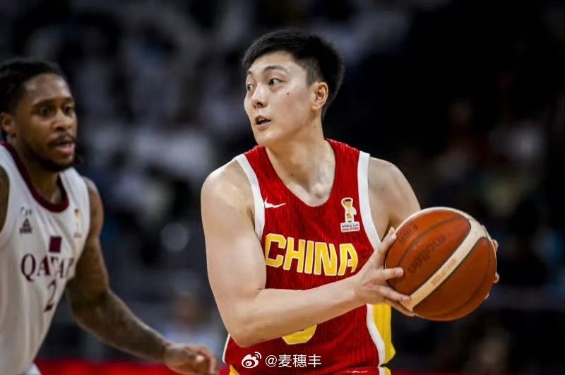 今天胡明轩打得可以的，速度慢下来，更稳更成熟了。#中国男篮vs卡塔尔男篮##男篮世预赛##胡明轩[超话]# ​