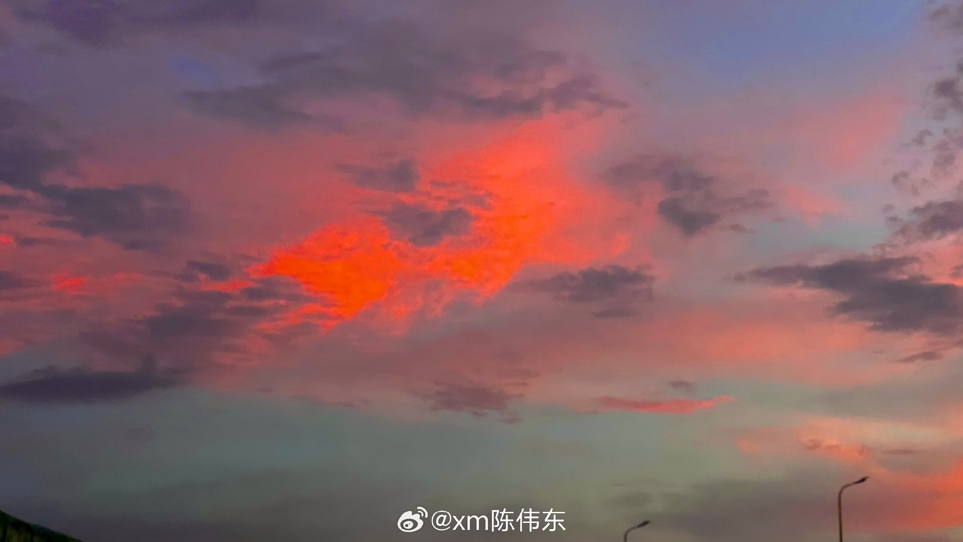 左边是两车追尾，右边是绝美晚霞  ​