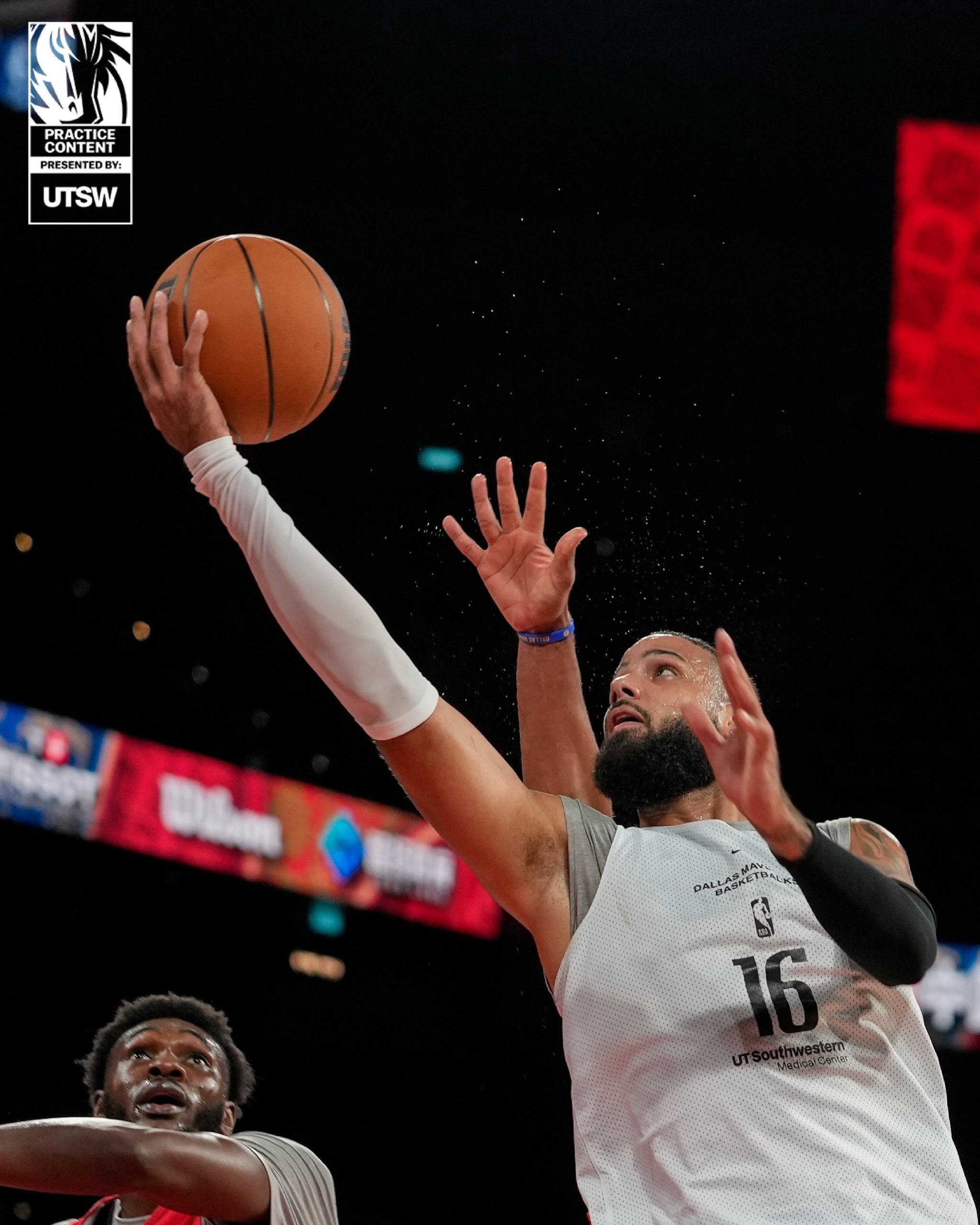 赛前训练，欧文离复出越来越近了。

#nba中国赛# ​