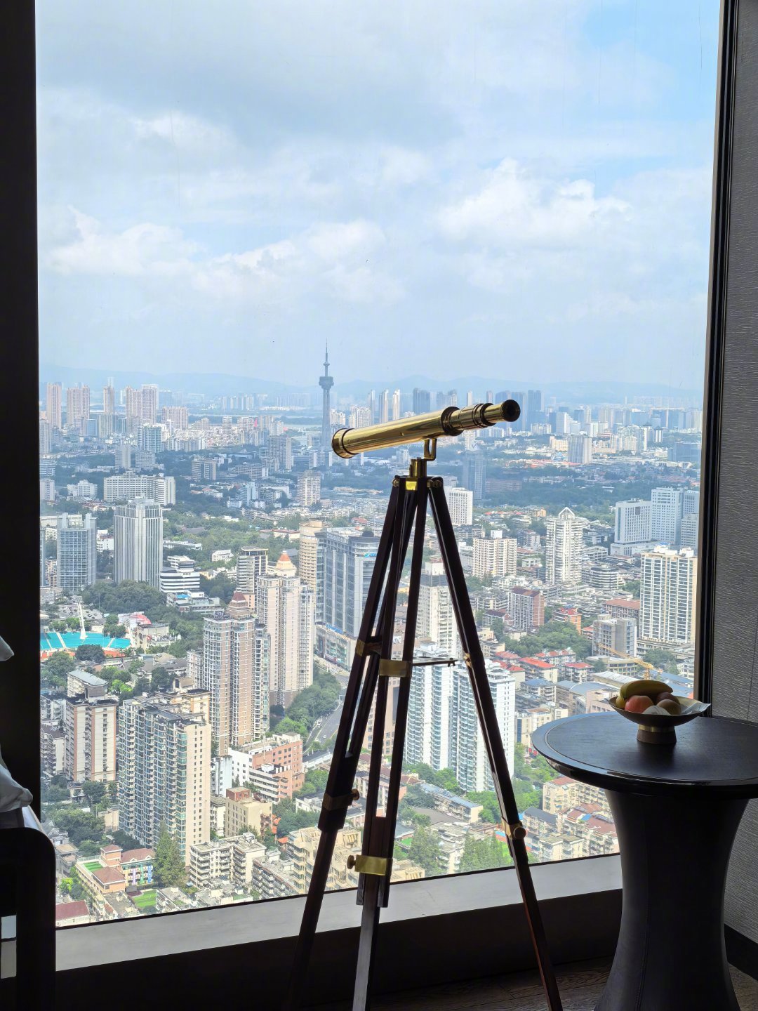 昨晚和媳妇落南京，来参加小吕秋晨周日婚礼，想着周六在南京玩一天，因为得参加接亲车队，车选择还得思考下，选了智界V9，也寓意长长久久，这MPV后备厢巨大，一趟行李好用。

住的酒店今儿醒了一看，嚯！屋里带个望远镜，第一次住带望远镜的酒店[doge][doge][doge]

现在最犯难的是：周日接亲时候，我 ​