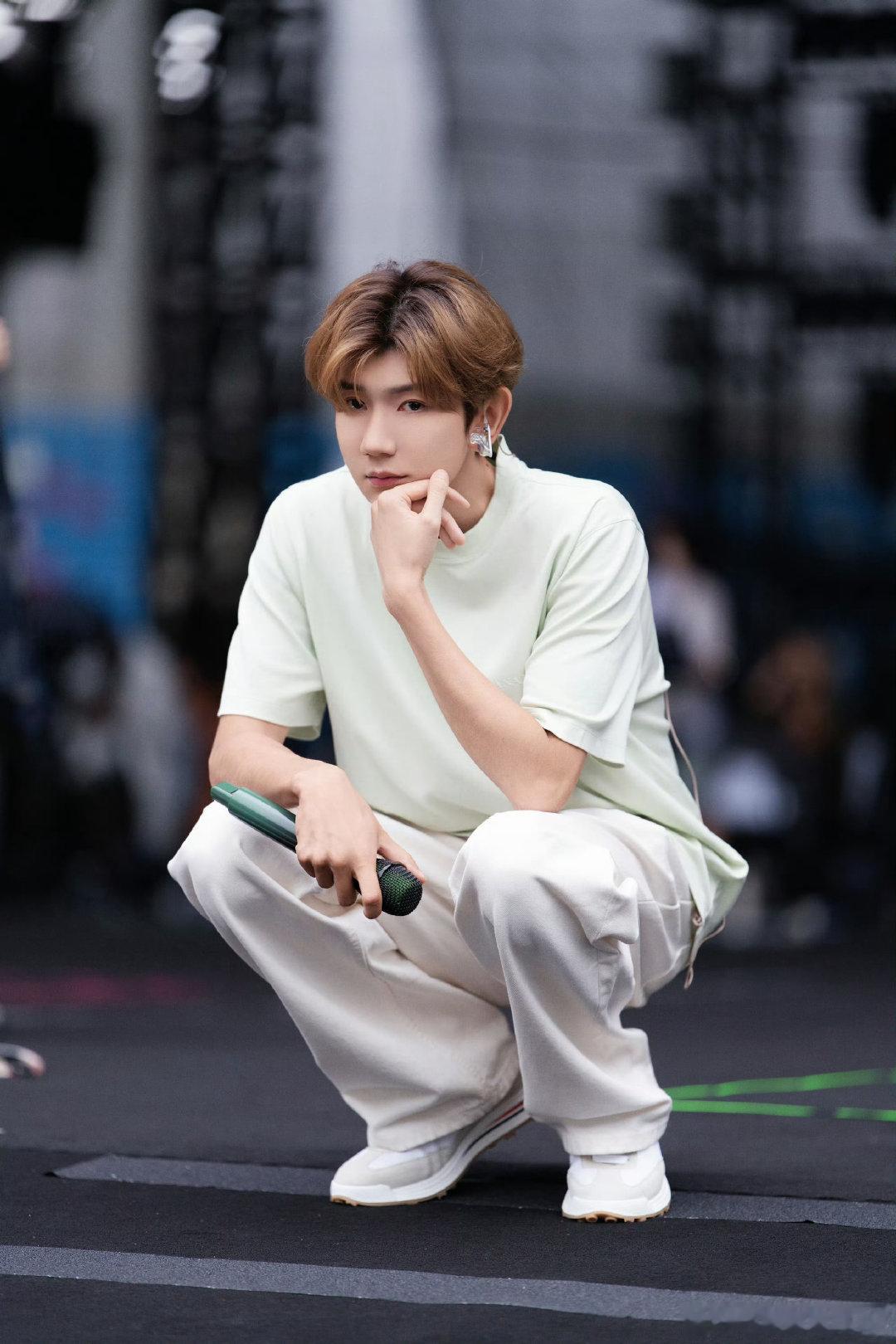 #王源[超话]##王源宇宙超级无敌大大狂欢巡演##共绘王源的狂欢轨迹# 蹲蹲源[期待] ​