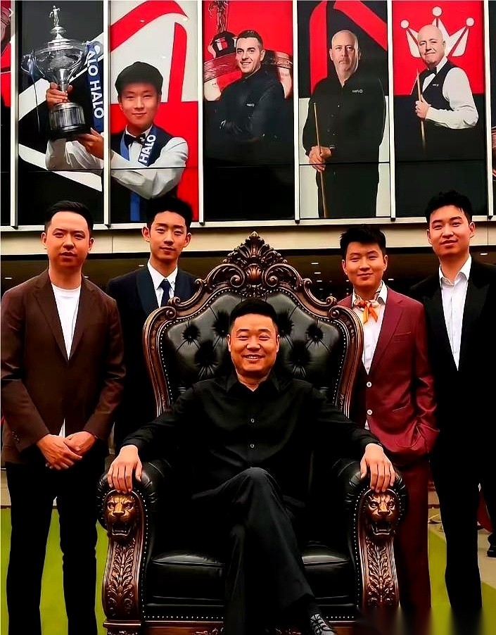 小老弟们全军覆没的时候，是真憋屈啊。
赵心童折了，吴宜泽输了，常冰玉也卷铺盖了。
大半夜看个英格兰公开赛，眼看中国军团要被“剃光头”，朋友圈里一片唉声叹气。
就在这时候，那个快被大家说“不行了”的男人，拎着球杆站出来了。
丁俊晖。
这两年，总有人阴阳怪气嫌他老，嫌他没冲劲，甚至劝他早点退役算了。
但