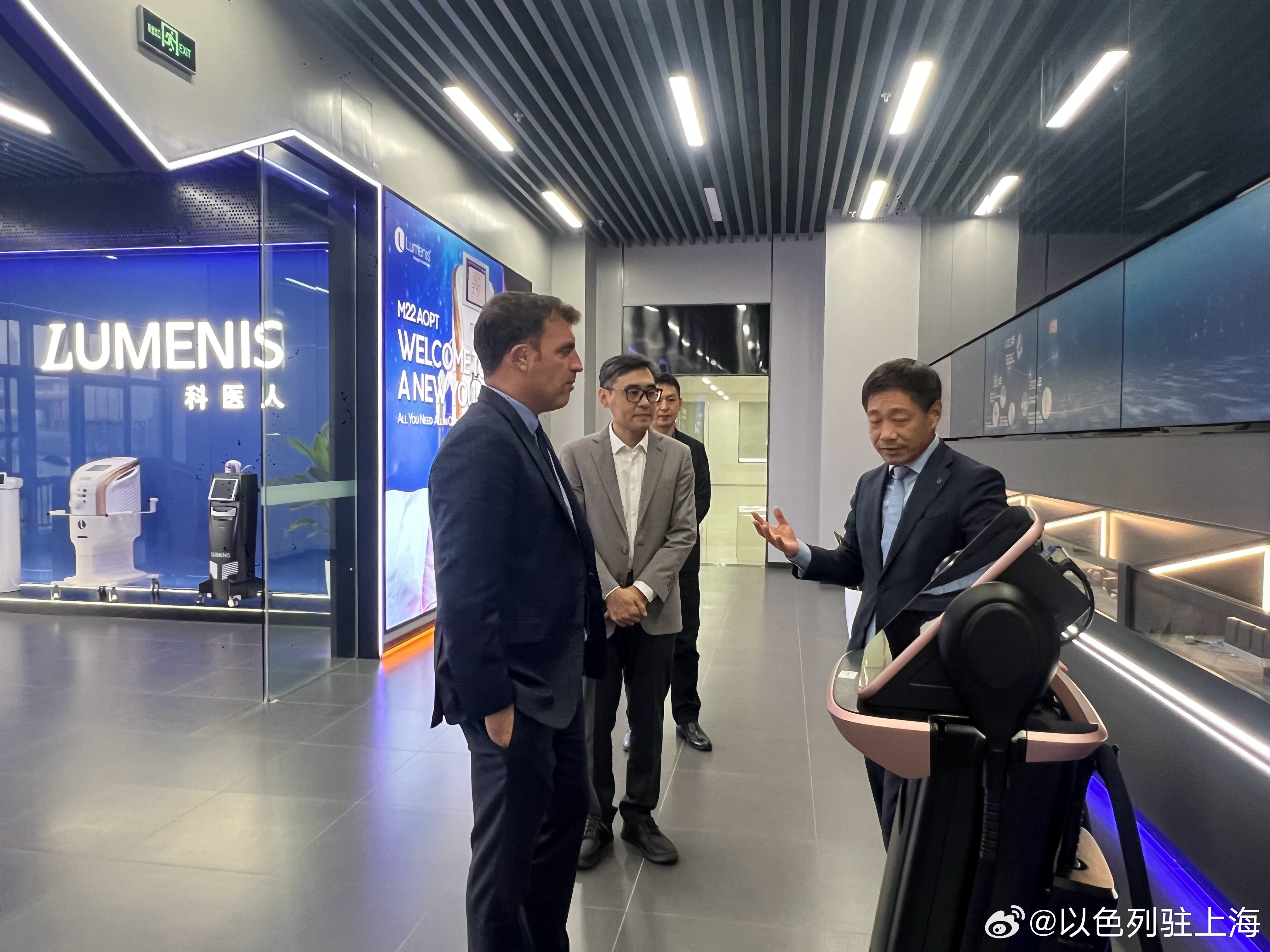 【总领事参访科医人上海工厂，点赞以色列技术落地本土智造】

上周，以色列驻沪总领事马坦·扎米尔（Matan Zamir）一行参访调研位于外高桥的科医人（Lumenis）上海工厂，与科医人亚太区总裁翟琪瑛、上海工厂总经理韩强先生见面交流，参观了企业展厅、国产产品生产流程及保税维修业务板块，深入了解以色 ​