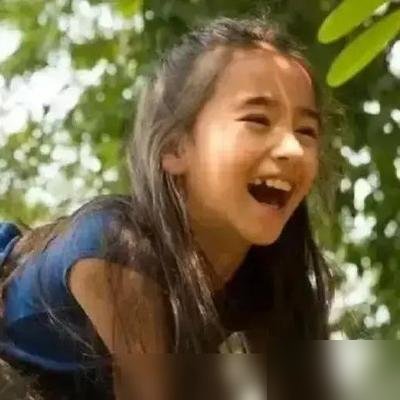 又被拍了。胡先煦跟李宛妲，这回直接一起回小区，手里还拎着东西。
狗仔说俩人房子都买一块了，同居。从《异人之下》片场认识，到现在被拍到手拉手、街头搂肩膀，一直没官宣。
挺有意思的是，李宛妲这姑娘，压根不是圈里那种娇气路子。雨林里长大的，拍戏能吃苦，性子野，不装。
你看她这两年，《唐探1900》里